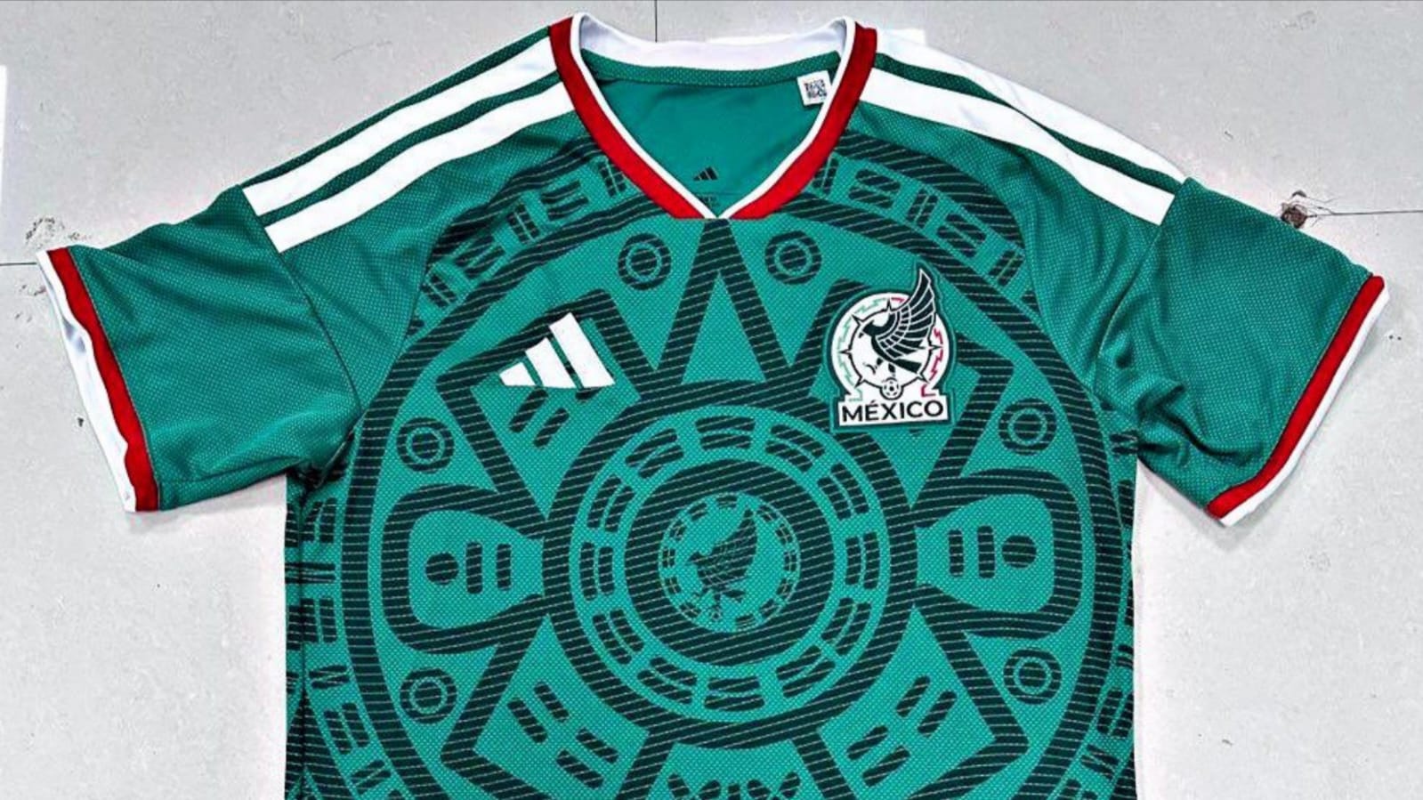 El Tri revive su espíritu del 98, pero con precio de 2026; filtran el posible costo del nuevo jersey de la Selección Mexicana y los fans ya hacen cuentas para romper el cochinito. IMAGEN: Noticieristas.