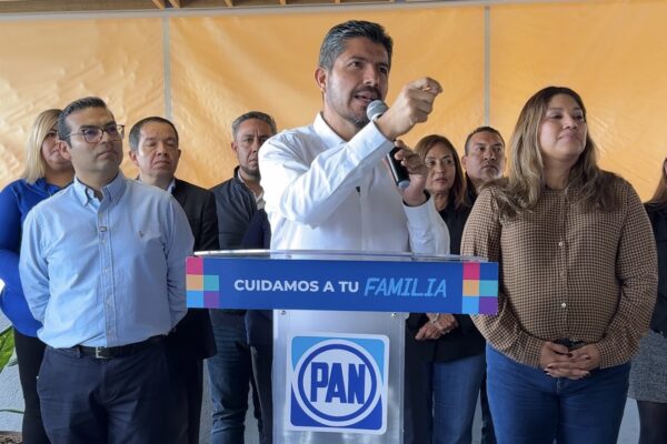Militantes del PAN en Puebla denunciaron compra de votos, amenazas y favoritismo en la elección interna del Consejo Estatal y anunciaron una impugnación al grupo del dirigente estatal Mario Riestra Piña. Foto: X @eduardorivera01.