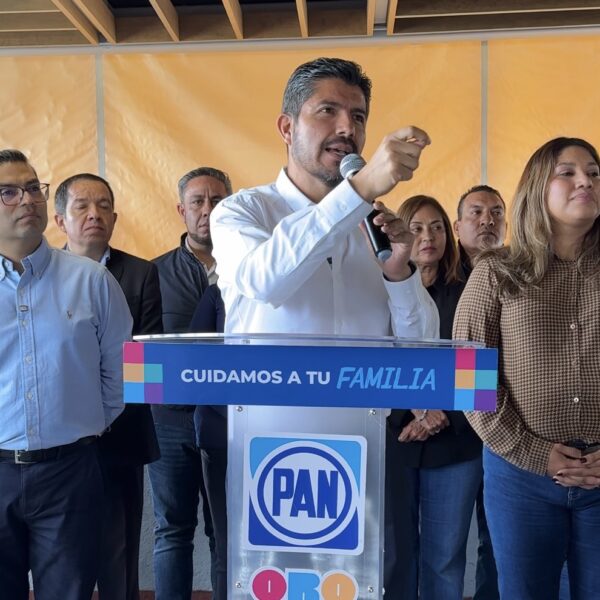 Militantes del PAN en Puebla denunciaron compra de votos, amenazas y favoritismo en la elección interna del Consejo Estatal y anunciaron una impugnación al grupo del dirigente estatal Mario Riestra Piña. Foto: X @eduardorivera01.