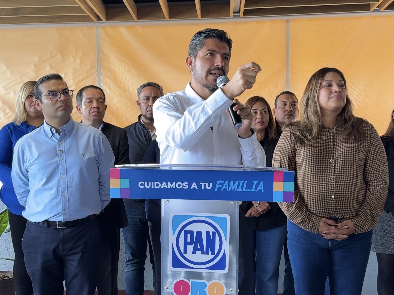 Militantes del PAN en Puebla denunciaron compra de votos, amenazas y favoritismo en la elección interna del Consejo Estatal y anunciaron una impugnación al grupo del dirigente estatal Mario Riestra Piña. Foto: X @eduardorivera01.