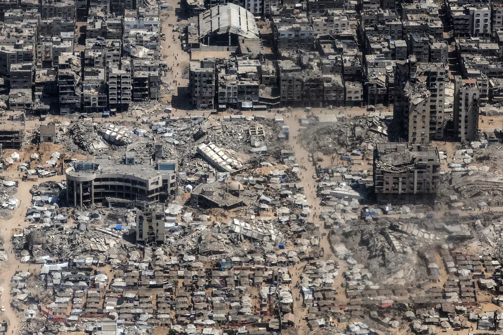 Dos años después del inicio de la ofensiva israelí, Gaza es un territorio en ruinas: más de 67 mil muertos, miles de desaparecidos y un pueblo que sobrevive entre el hambre y las bombas.