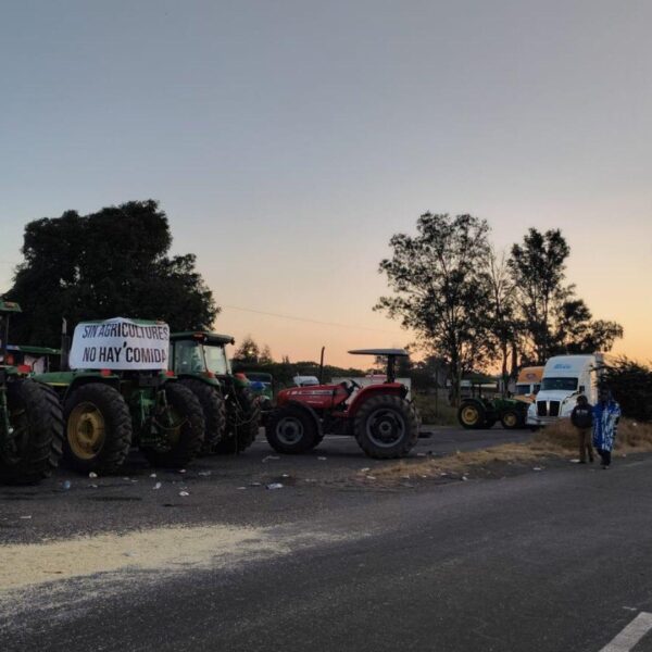 Gobierno federal y productores del Bajío alcanzaron un acuerdo: recibirán 950 pesos por tonelada de maíz a cambio de liberar las carreteras bloqueadas. FOTO: N+.