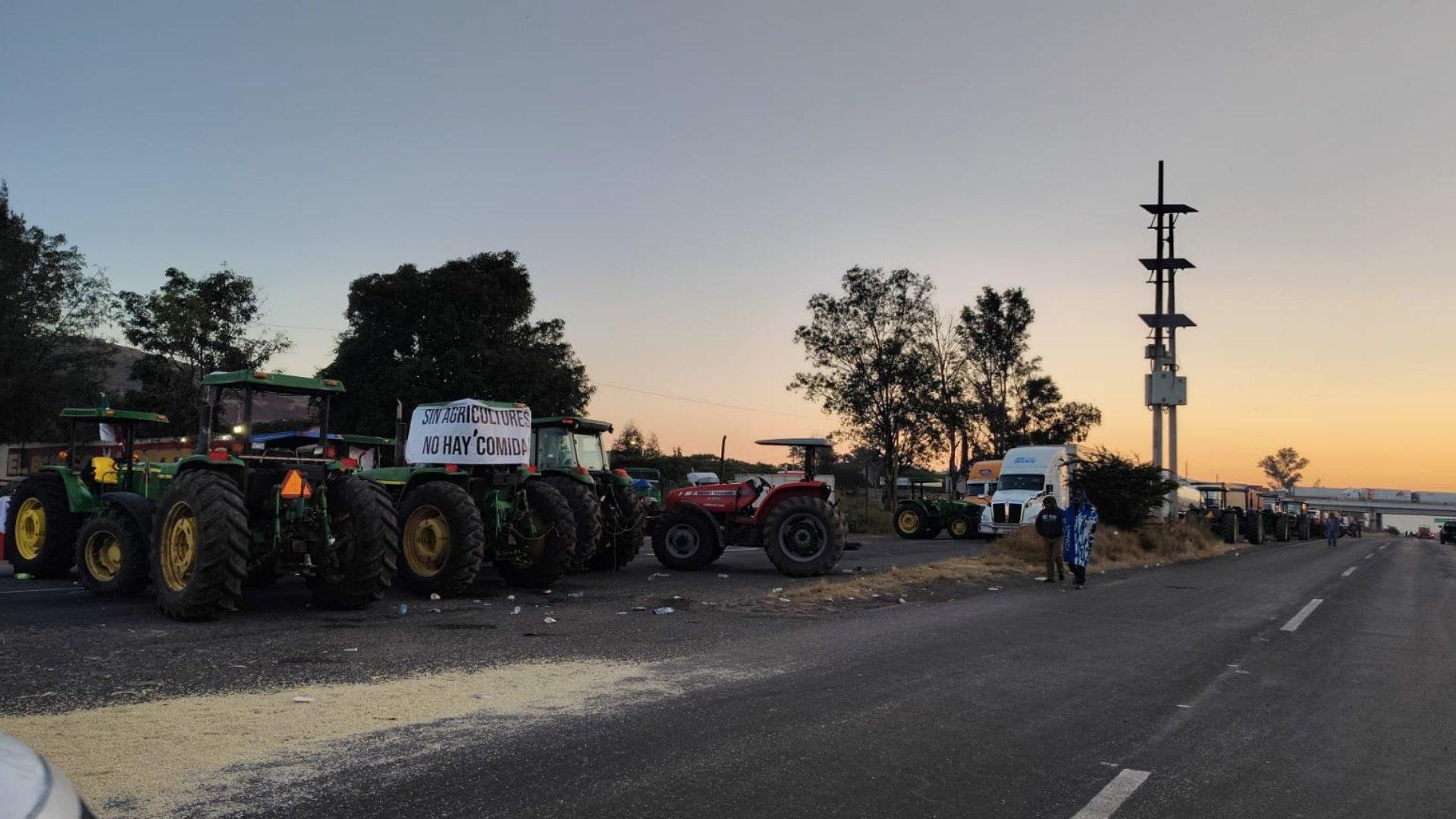 Gobierno federal y productores del Bajío alcanzaron un acuerdo: recibirán 950 pesos por tonelada de maíz a cambio de liberar las carreteras bloqueadas. FOTO: N+.