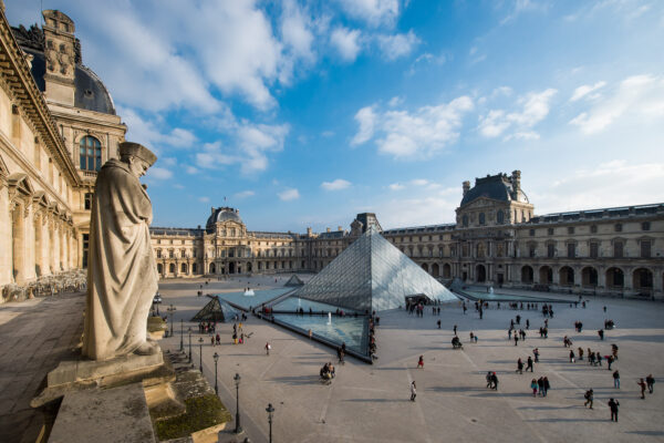 Robo exprés y certero en el famoso museo 'Louvre' en Francia; con una operación de siete minutos de severos despojos en joyería histórica. Foto: Le Louvre.