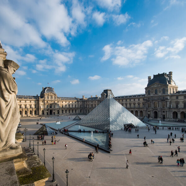 Robo exprés y certero en el famoso museo 'Louvre' en Francia; con una operación de siete minutos de severos despojos en joyería histórica. Foto: Le Louvre.