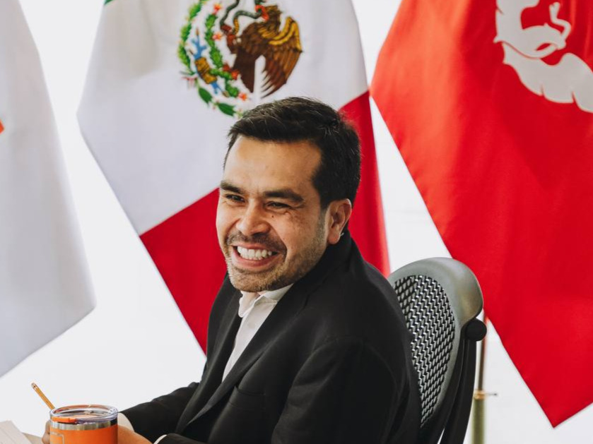 El coordinador nacional de Movimiento Ciudadano, Jorge Álvarez Máynez, reaccionó al anuncio del PAN sobre el fin de sus alianzas, asegurando que las coaliciones “nunca fueron el camino correcto” y reafirmando la apuesta de MC por una política independiente y ciudadana. Foto: X @AlvarezMaynez.