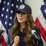 La secretaria de Seguridad Nacional de Estados Unidos, Kristi Noem, criticó la elección de Bad Bunny como artista principal del medio tiempo del Super Bowl LX, calificándola como una decisión “débil”. Foto: AFP.
