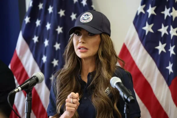 La secretaria de Seguridad Nacional de Estados Unidos, Kristi Noem, criticó la elección de Bad Bunny como artista principal del medio tiempo del Super Bowl LX, calificándola como una decisión “débil”. Foto: AFP.