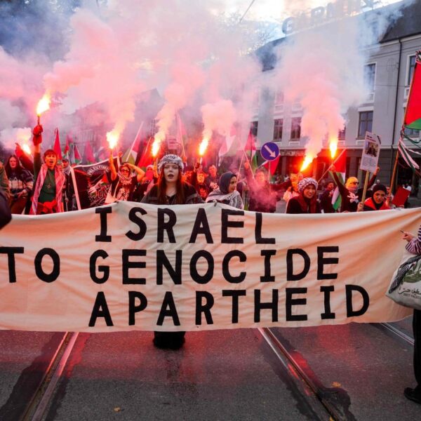 En Oslo, Noruega goleó 5-0 a Israel en el camino al Mundial 2026, mientras protestas masivas a favor de Palestina marcaron la previa y el desarrollo del partido.