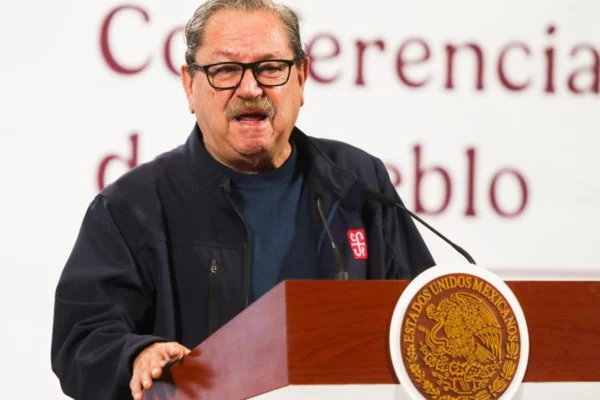 Senadores de distintas bancadas rechazaron las declaraciones de Paco Ignacio Taibo II, director del FCE, por calificar como “horriblemente asqueroso” un poemario escrito por una mujer. FOTO: Cuartoscuro.