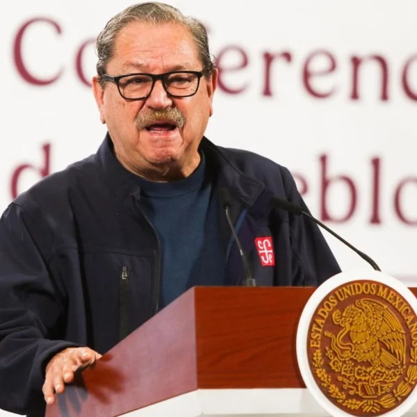 Senadores de distintas bancadas rechazaron las declaraciones de Paco Ignacio Taibo II, director del FCE, por calificar como “horriblemente asqueroso” un poemario escrito por una mujer. FOTO: Cuartoscuro.