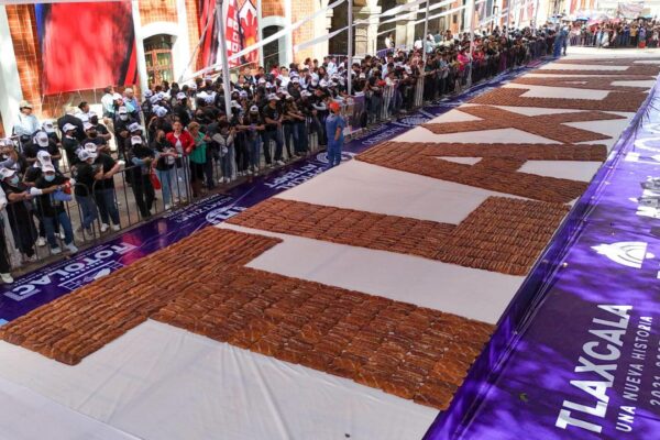 ¡Tres veces asombrosa! Tlaxcala volvió a brillar al obtener su tercer Récord Guinness: el pan más grande del mundo, elaborado con más de 2 mil piezas del tradicional pan de fiesta. Foto: La Jornada de Oriente.