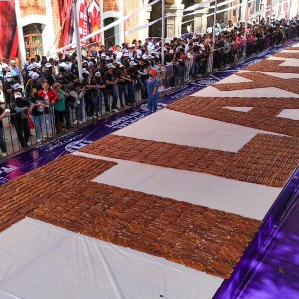 ¡Tres veces asombrosa! Tlaxcala volvió a brillar al obtener su tercer Récord Guinness: el pan más grande del mundo, elaborado con más de 2 mil piezas del tradicional pan de fiesta. Foto: La Jornada de Oriente.