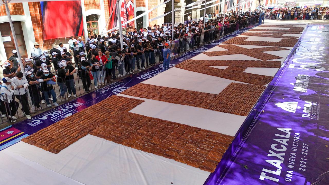 Tlaxcala se corona “tres veces asombrosa” con el pan más grande del mundo