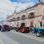 Agricultores mexicanos realizan paro nacional; piden precio de garantía del maíz Productores de maíz de Jalisco, Guanajuato y Michoacán iniciarán este lunes 27 de octubre bloqueos y protestas en carreteras y casetas del país, para exigir al gobierno federal un precio de garantía. FOTO: Charbell Lucio.