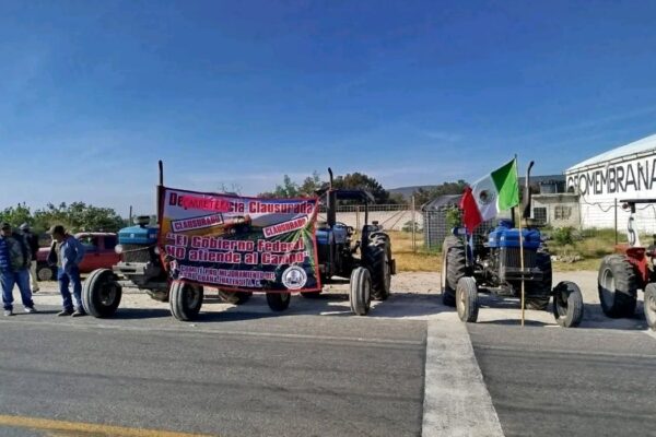 ¡No hay acuerdo! El sector agrícola rechazó la oferta del Gobierno Federal de $6,050 pesos por tonelada de maíz, por lo que el paro nacional continuará. FOTO: Quadratín Bajío.