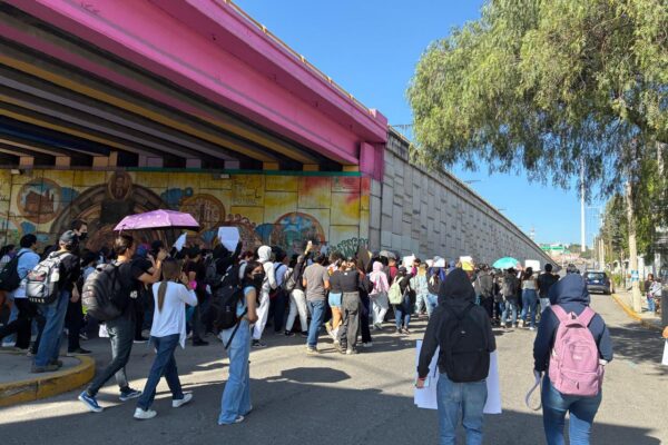 Paro sin precedentes sacude a la Autónoma de San Luis Potosí tras una violación dentro de la Fac. de Derecho; estudiantes tomaron las calles para exigir justicia y la renuncia del rector. FOTO: Astrolabio.
