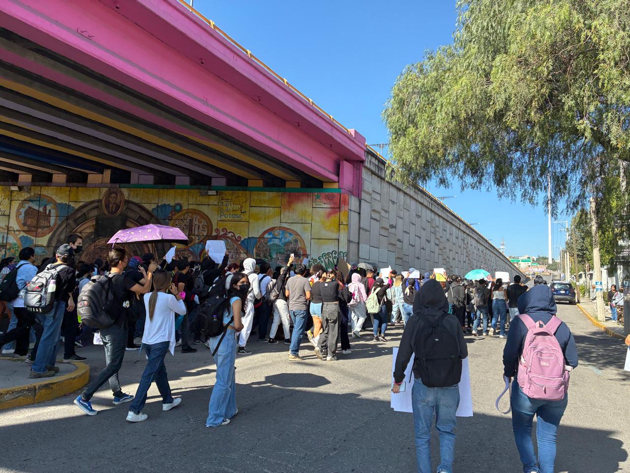 Paro sin precedentes sacude a la Autónoma de San Luis Potosí tras una violación dentro de la Fac. de Derecho; estudiantes tomaron las calles para exigir justicia y la renuncia del rector. FOTO: Astrolabio.