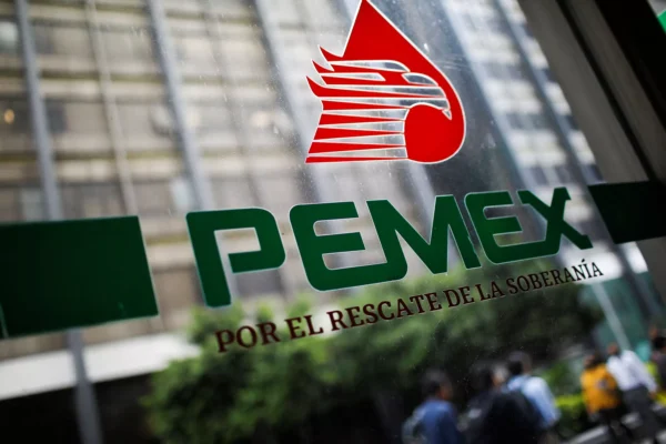 Pemex liquidará anticipadamente tres emisiones de bonos por más de 2 mil millones de dólares, avanzando en su estrategia para reducir deuda y fortalecer sus finanzas. Foto: Reuters.