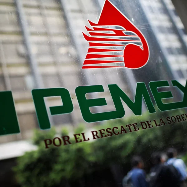 Pemex liquidará anticipadamente tres emisiones de bonos por más de 2 mil millones de dólares, avanzando en su estrategia para reducir deuda y fortalecer sus finanzas. Foto: Reuters.