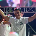 A falta de confirmación oficial, el nuevo presidente de Bolivia sería el senador Rodrigo Paz. Foto: Yahoo Noticias.