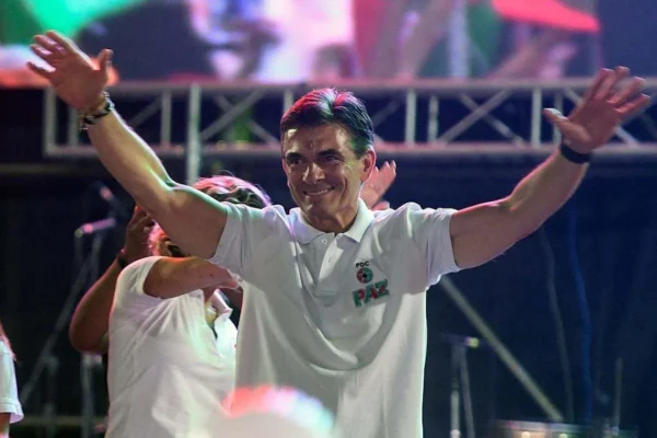 A falta de confirmación oficial, el nuevo presidente de Bolivia sería el senador Rodrigo Paz. Foto: Yahoo Noticias.
