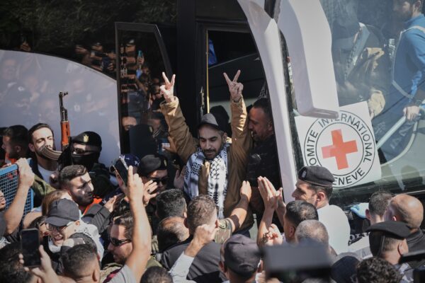 Hamás e Israel avanzan hacia un acuerdo histórico de paz mediado por Egipto, Qatar y Turquía, tras el intercambio de rehenes y prisioneros que podría marcar el fin del conflicto en Gaza. Foto: AP.