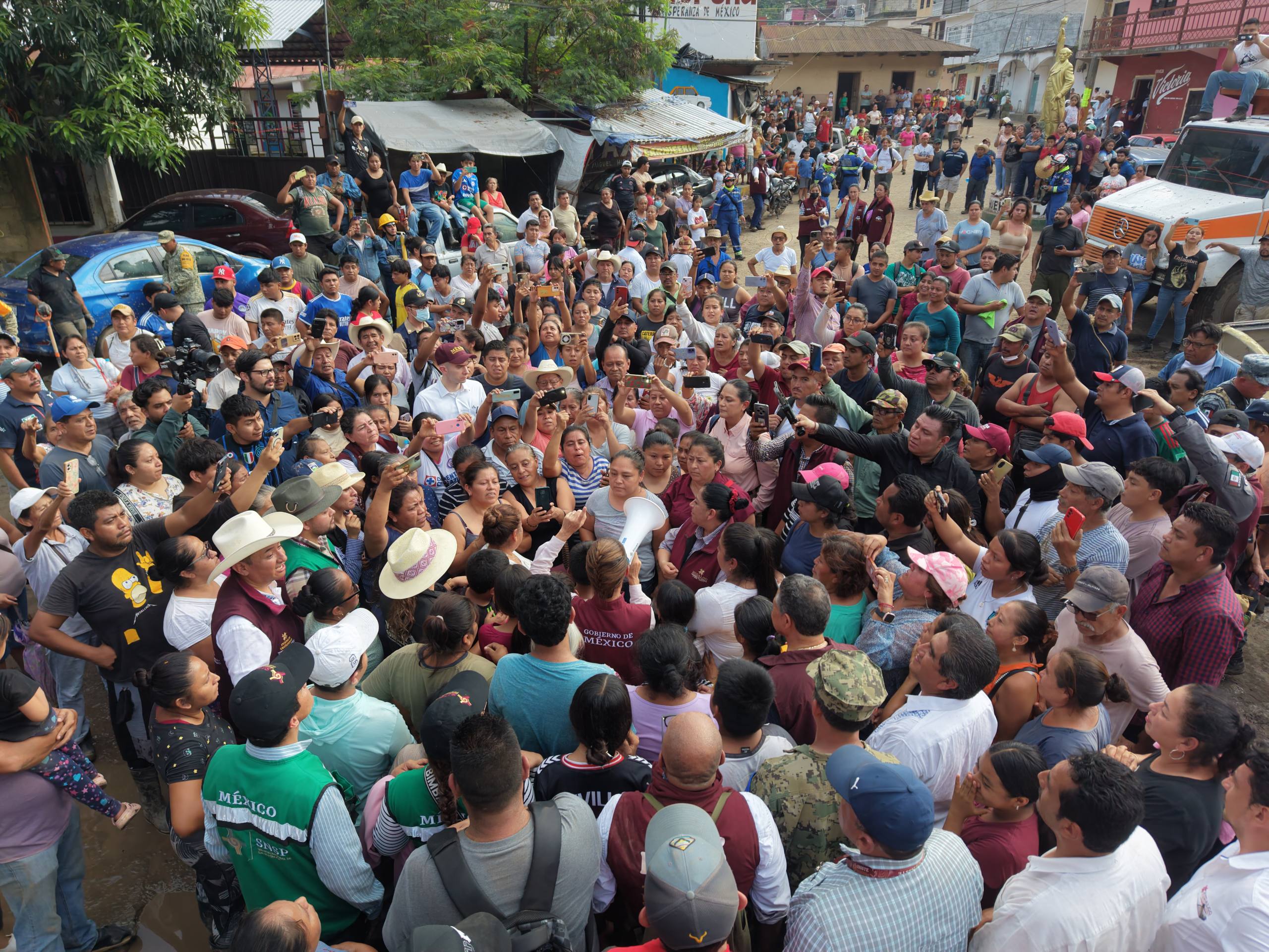 Claudia Sheinbaum visitó Pantepec, Puebla, para supervisar los trabajos de atención a familias afectadas por las lluvias del 9 de octubre. Foto: X @Claudiashein.