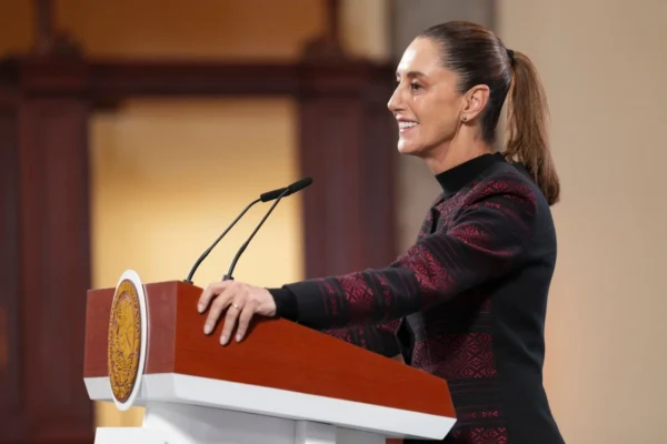 Claudia Sheinbaum respaldó el incremento al IEPS en bebidas azucaradas, asegurando que busca reducir su consumo y prevenir enfermedades, más que aumentar la recaudación. Foto: Gob MX.