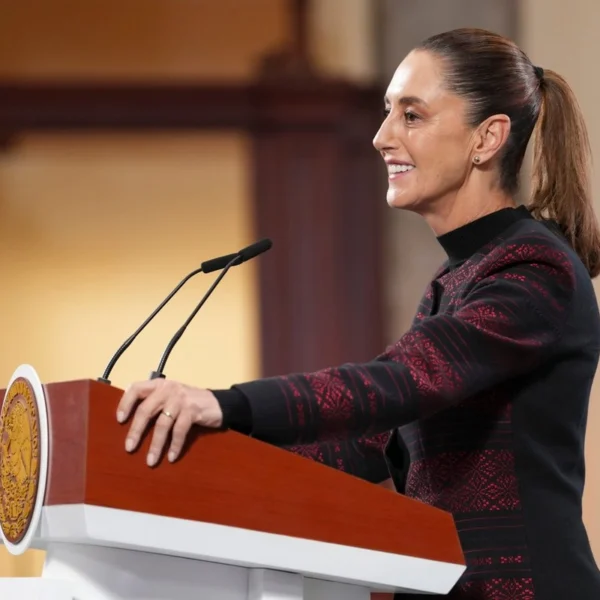 Claudia Sheinbaum respaldó el incremento al IEPS en bebidas azucaradas, asegurando que busca reducir su consumo y prevenir enfermedades, más que aumentar la recaudación. Foto: Gob MX.