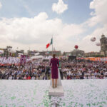 Claudia Sheinbaum celebró su primer año de gobierno con un acto masivo en el Zócalo capitalino, donde presentó los avances de su administración ante más de 400 mil asistentes. Foto: Gob MX.