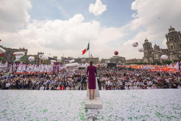 Claudia Sheinbaum celebró su primer año de gobierno con un acto masivo en el Zócalo capitalino, donde presentó los avances de su administración ante más de 400 mil asistentes. Foto: Gob MX.