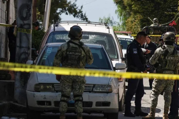 Una persecución con intercambio de disparos entre policías y presuntos ladrones de vehículos terminó en San Francisco Totimehuacan, luego del robo de una Jeep Rubicon 2025 en San Pedro Cholula. Foto: El Sol de Puebla.