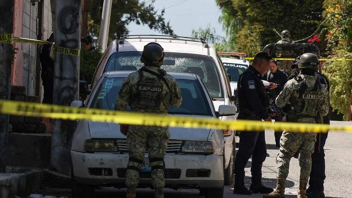 Una persecución con intercambio de disparos entre policías y presuntos ladrones de vehículos terminó en San Francisco Totimehuacan, luego del robo de una Jeep Rubicon 2025 en San Pedro Cholula. Foto: El Sol de Puebla.