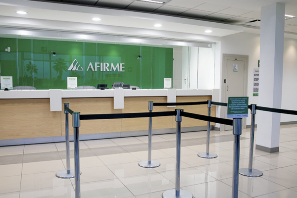 Robo exprés en la avenida Juárez: delincuentes huyen con 170 mil pesos tras asaltar a cliente de banco Afirme.