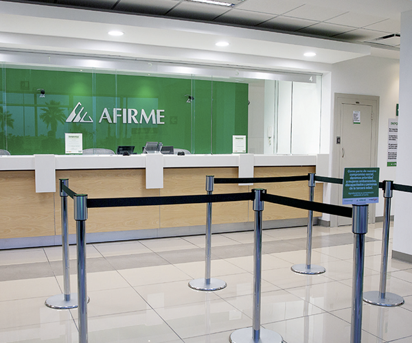Robo exprés en la avenida Juárez: delincuentes huyen con 170 mil pesos tras asaltar a cliente de banco Afirme.