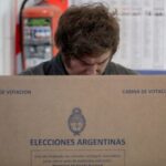La Libertad Avanza gana las legislativas en Argentina y consolida el poder de Javier Milei La Libertad Avanza, el partido de Javier Milei, ganó las elecciones legislativas en Argentina con el 40.8% de los votos y amplía su presencia en el Congreso. FOTO: Reuters.