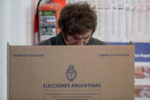 La Libertad Avanza, el partido de Javier Milei, ganó las elecciones legislativas en Argentina con el 40.8% de los votos y amplía su presencia en el Congreso. FOTO: Reuters.