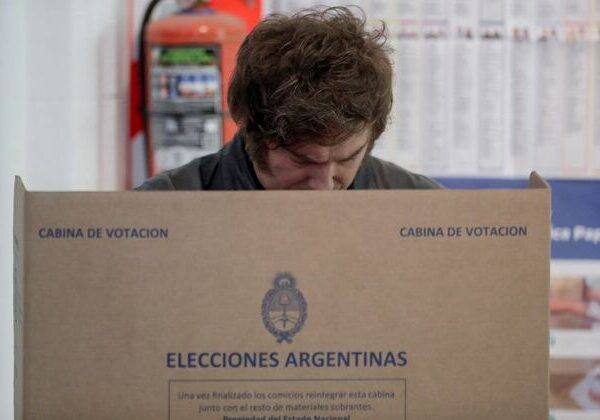 La Libertad Avanza, el partido de Javier Milei, ganó las elecciones legislativas en Argentina con el 40.8% de los votos y amplía su presencia en el Congreso. FOTO: Reuters.