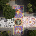 El Zócalo de Puebla se convierte en un lienzo de color y tradición con cuatro tapetes monumentales creados por artesanos de Huamantla para celebrar el Día de Muertos. FOTO: Agencia Enfoque.