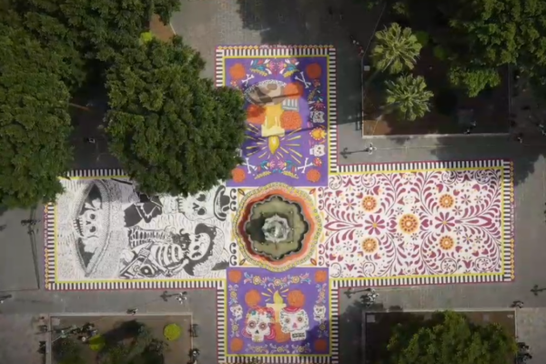 El Zócalo de Puebla se convierte en un lienzo de color y tradición con cuatro tapetes monumentales creados por artesanos de Huamantla para celebrar el Día de Muertos. FOTO: Agencia Enfoque.
