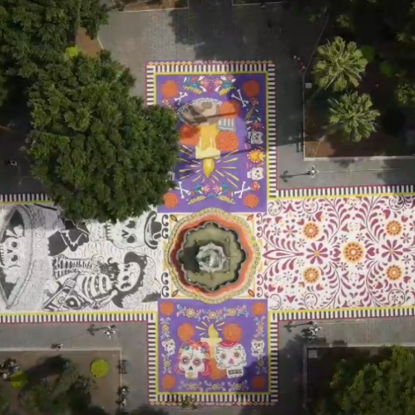 El Zócalo de Puebla se convierte en un lienzo de color y tradición con cuatro tapetes monumentales creados por artesanos de Huamantla para celebrar el Día de Muertos. FOTO: Agencia Enfoque.