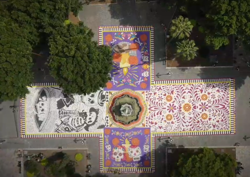 El Zócalo de Puebla se viste de arte y tradición con tapetes monumentales por Día de Muertos