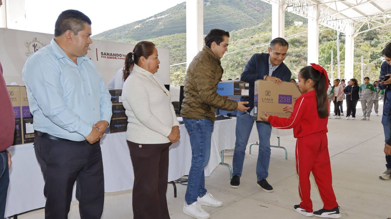 El Ayuntamiento de Tehuacán comenzó con su programa "Apoyo a Escuelas Públicas" en primarias.