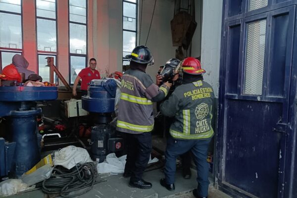 Un accidente en la presa de Valsequillo dejó un trabajador muerto y tres más heridos por intoxicación con gas tóxico, en un hecho que ha encendido alertas sobre las condiciones de seguridad en obras hidráulicas de Puebla. FOTO: X @PCGobPue