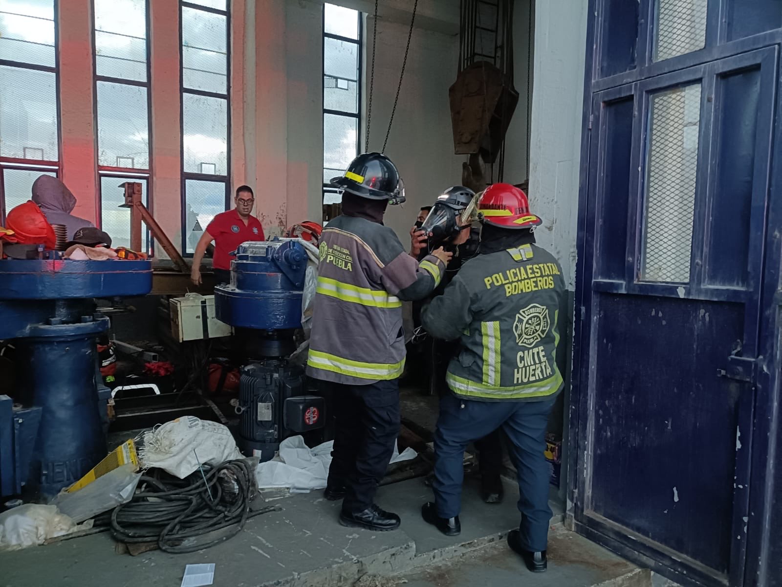Un accidente en la presa de Valsequillo dejó un trabajador muerto y tres más heridos por intoxicación con gas tóxico, en un hecho que ha encendido alertas sobre las condiciones de seguridad en obras hidráulicas de Puebla. FOTO: X @PCGobPue