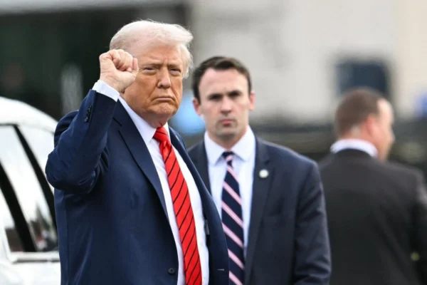 Trump sacudió ayer de nueva cuenta los mercados internacionales con una nueva alza de aranceles al 100% sobre China. Foto: AFP.