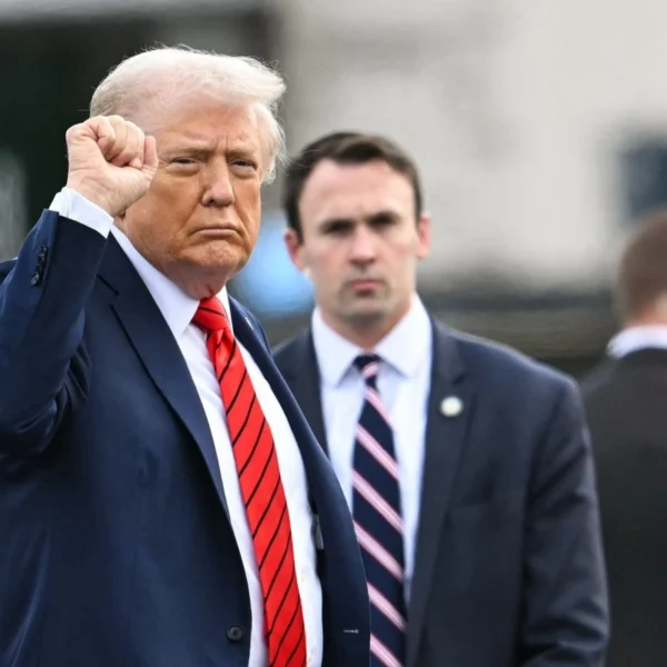 Trump sacudió ayer de nueva cuenta los mercados internacionales con una nueva alza de aranceles al 100% sobre China. Foto: AFP.
