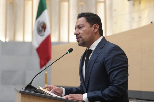 El Consejo Estatal de Morena pidió al alcalde de Oriental, Fidel Flores Concha, explicar su presunta relación con Nazario N., empresario detenido por vínculos con el Cártel Jalisco Nueva Generación. Foto: X @A_Villegas_Men.