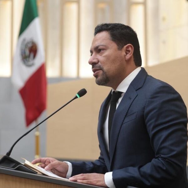 El Consejo Estatal de Morena pidió al alcalde de Oriental, Fidel Flores Concha, explicar su presunta relación con Nazario N., empresario detenido por vínculos con el Cártel Jalisco Nueva Generación. Foto: X @A_Villegas_Men.